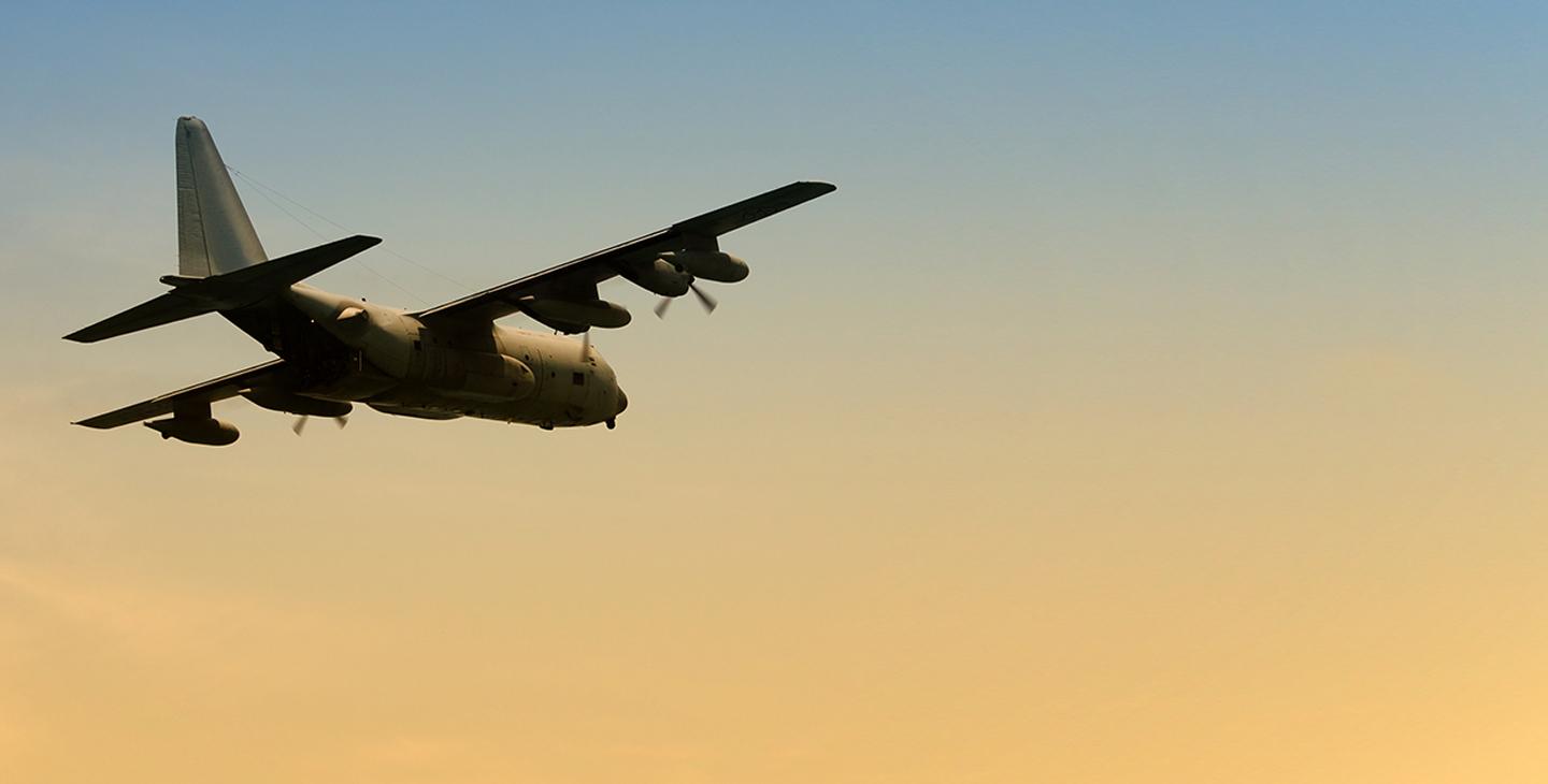 C-130飞机在黎明飞行