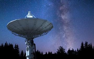 提供Viasat服务的大型地面站图像, 指着布满星星的夜空